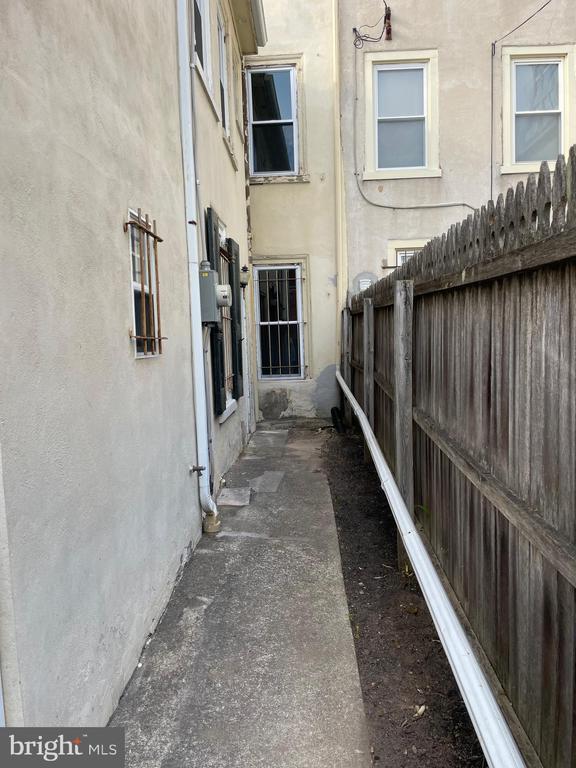 Building Photo - 28 W Airy St