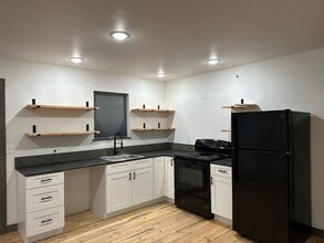 Building Photo - 10 Diane Rd
