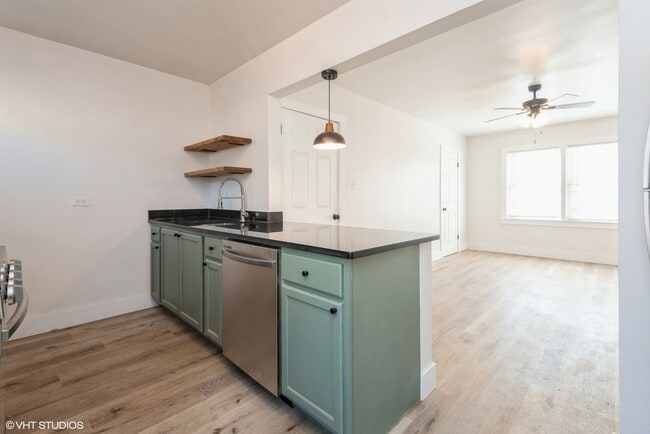 Building Photo - 7411 N Wolcott Ave