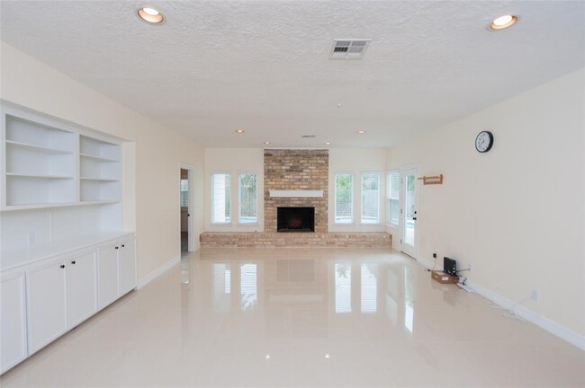 Foto del edificio - 738 Plainwood Dr