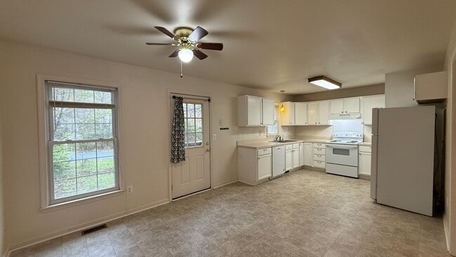 Building Photo - 3 Bedroom Rambler in Spotslvania