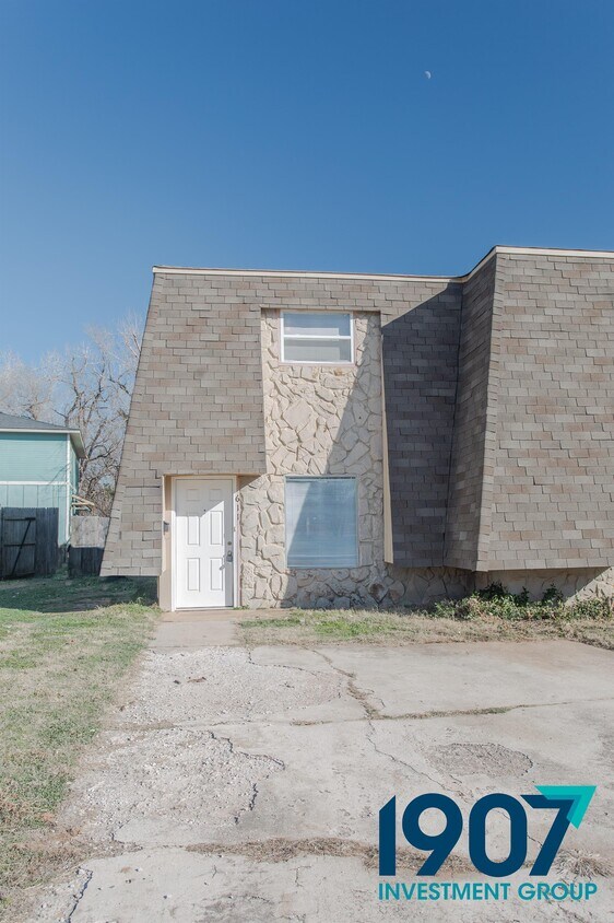 Primary Photo - 611-613 Sinclair Dr