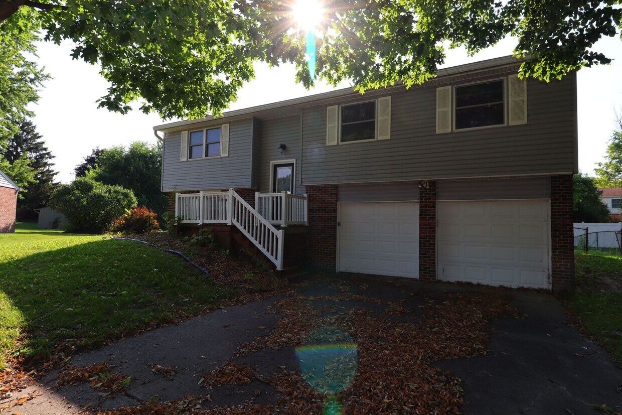 Primary Photo - Walking Distance to Brownsburg High School!