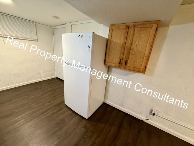 Building Photo - Cozy 2-Bedroom Lower-Level Home – All Util...