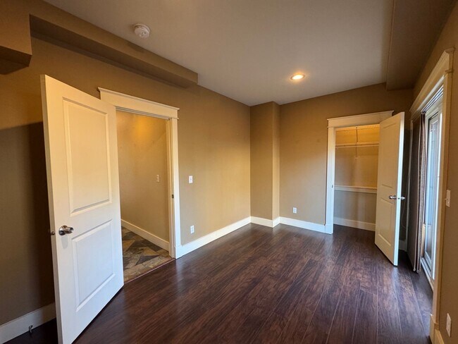 Foto del edificio - Cozy 3 bed 2.5 bath townhome on North Quee...
