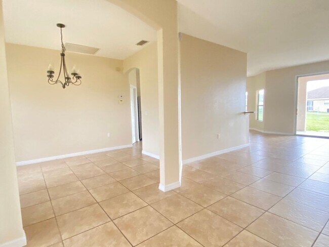 Building Photo - Spacious 4/2 House for Rent. Available NOW!