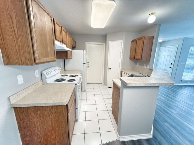 Foto del edificio - Spacious 3 Bedroom, 2 Bath Duplex with 1-C...