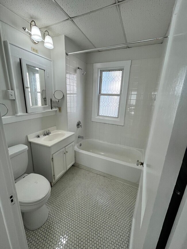Foto del edificio - 1117-1119 Lancaster Ave