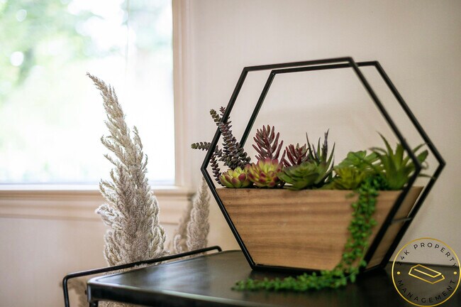 Building Photo - 1015 E State St