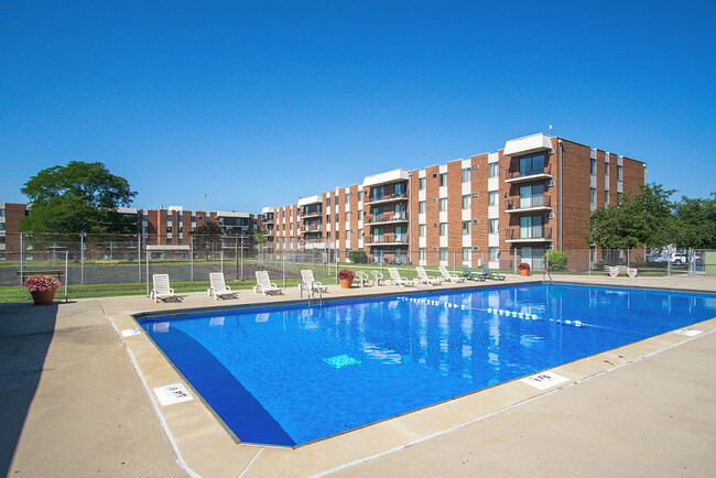 Piscina y terraza - Riverwood Apartment Homes