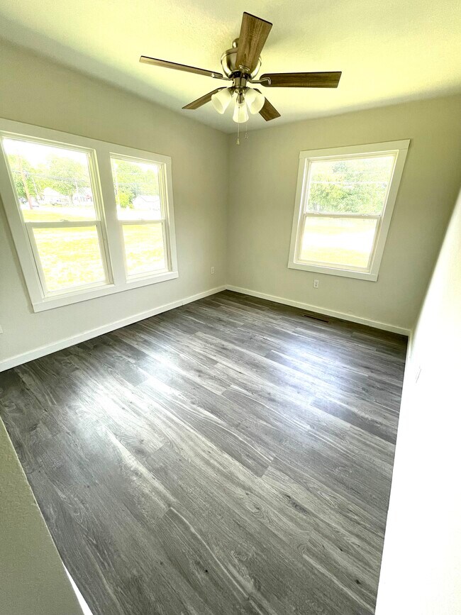 Bed 1 - 1447 N Rogers Ave