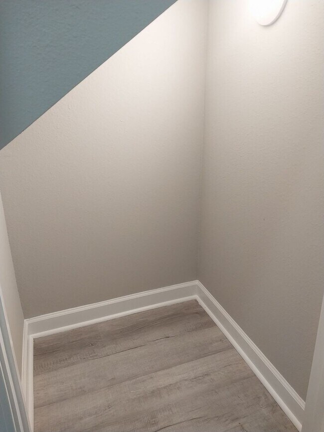 Foto del edificio - Gorgeous 3 Bedroom 2 Bath Townhome