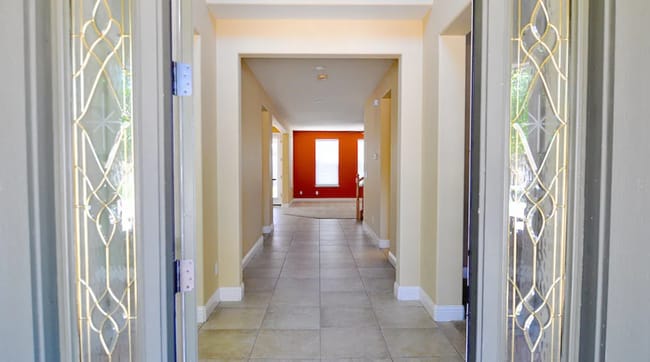 Foto del edificio - For Rent – Spacious 4-Bedroom Home with Bo...