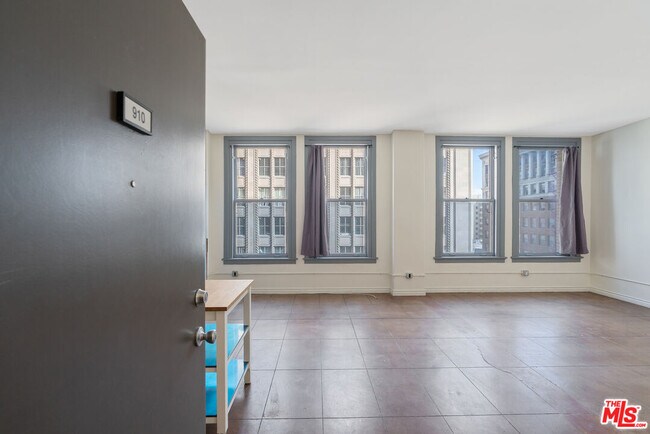 Foto del edificio - 215 W 7th St