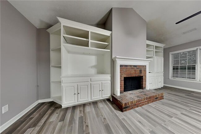 Building Photo - 2150 Lakeway Dr