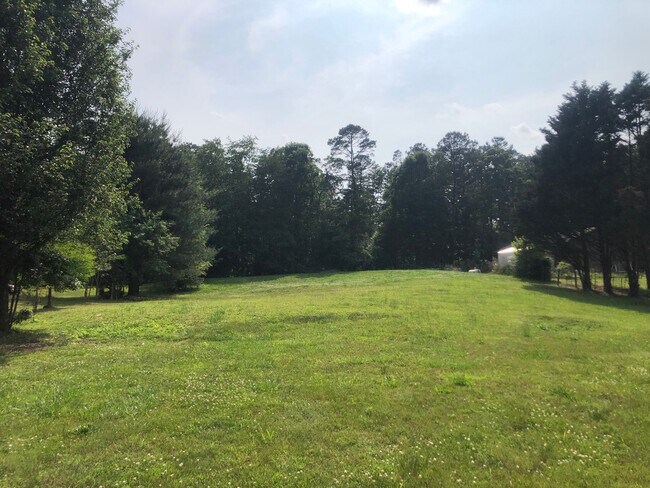 Foto del edificio - Available August 2025 | 3BR 1 BATH W/LAWNC...