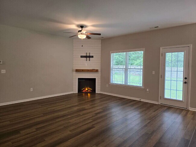 Foto del edificio - Beautiful 3-Bedroom Home with Bonus Room, Modern Finishes & a Huge Fenced Backyard