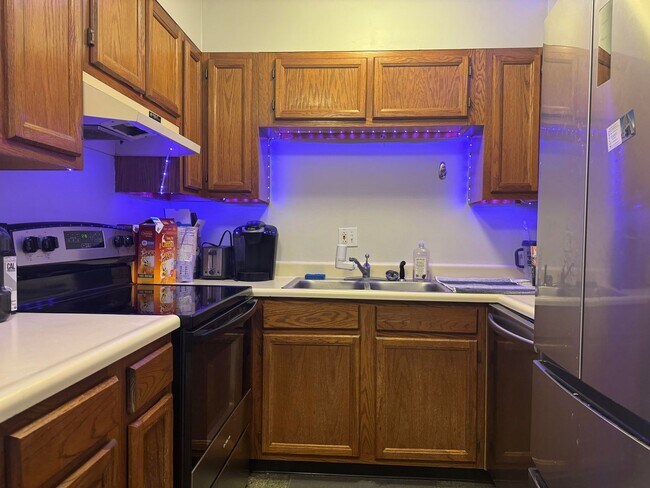 Foto del edificio - Great location for $2200/month  - 2bd/1ba with TWO assigned parking spaces (tandem spaces)