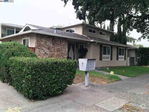 Building Photo - 1581 Mendenhall Dr