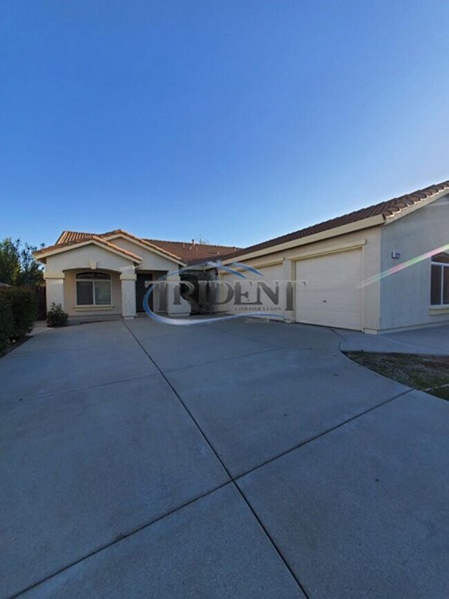 Foto del edificio - 4 bedroom, 2 bath house