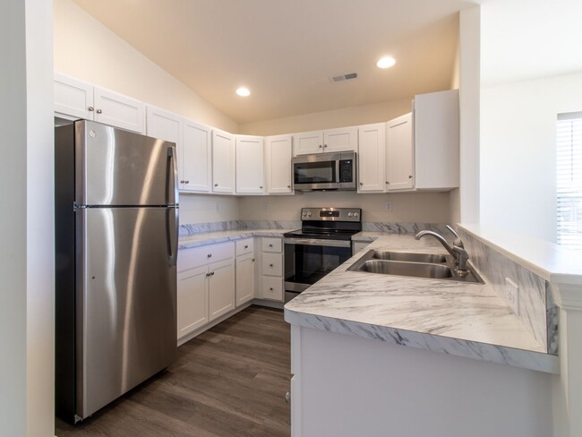 Building Photo - YEAR-ROUND RENTAL - 2 BED 2 BATH CONDO - U...