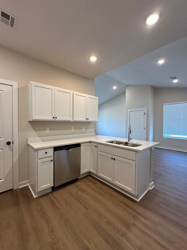 Foto del edificio - Gorgeous, BRAND NEW 4 Bedroom 2 Bath Duple...