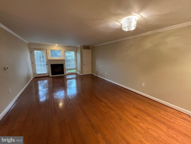 Foto del edificio - 6924 Fairfax Dr