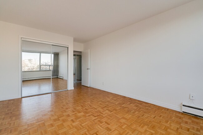 Photo du bâtiment - SUPER-SIZED superior suites in Forest Hill North