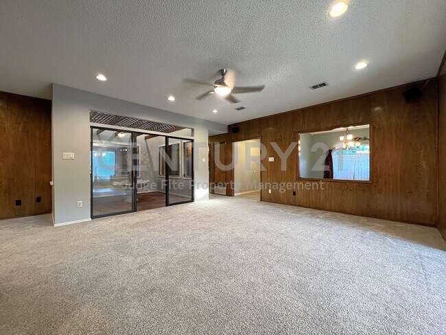 Foto del edificio - Spacious Single Story 3/2/2 Situated in Pr...