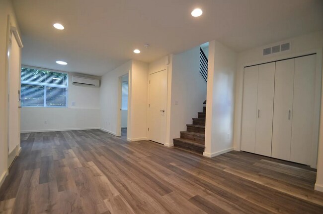 Building Photo - Beautiful 8-bedroom House in Seattle near ...