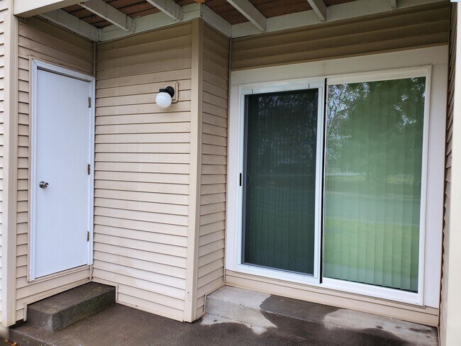 Building Photo - Newly renovated ground floor unit