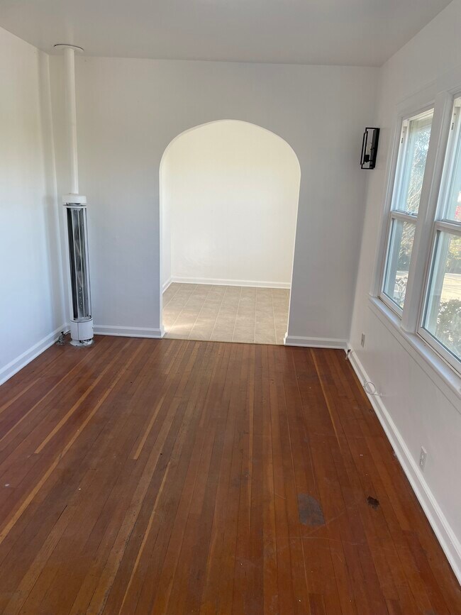 Building Photo - 304 Loma Dr