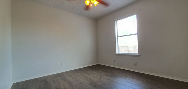 Building Photo - Spacious 4 bed, 2 bath home AVAILABLE SOON!