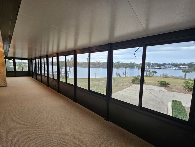 Foto del edificio - Peaceful, Entertainer's Dream on the Water...