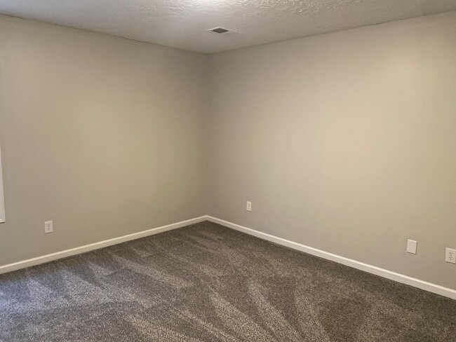 Building Photo - 68 Old Oak Cir