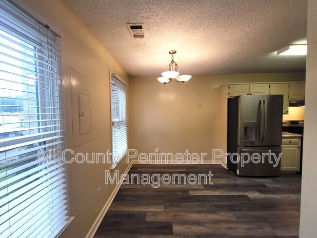 Foto del edificio - 8078 Woodlake Dr