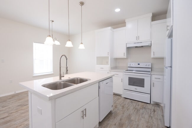 Building Photo - 2216 E Valley Cir