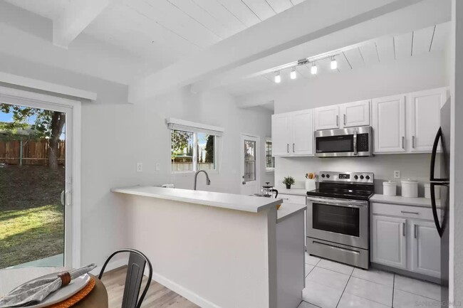 Building Photo - 6213 Skyline Dr