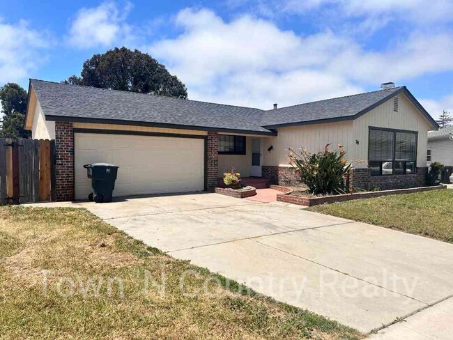 Building Photo - 3 Bedroom 2 Bath Home in North Salinas!