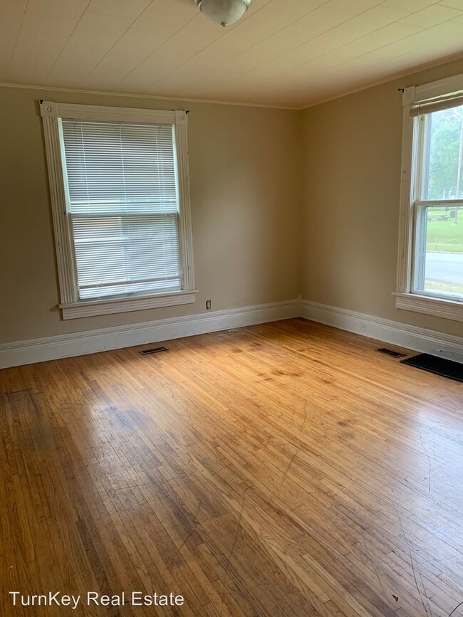 Building Photo - 1630 N Clay Ave