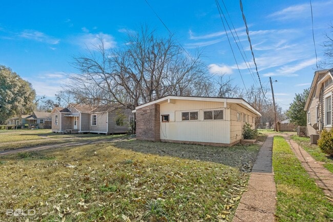 Building Photo - 2560 Lamar St