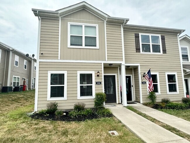 Building Photo - END UNIT-Cottages of Lake Forest!