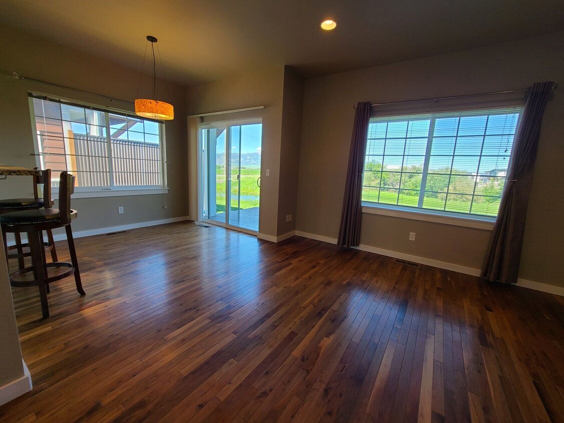 Primary Photo - Beautiful 3 Bed 2.5 Bath Town house with A...