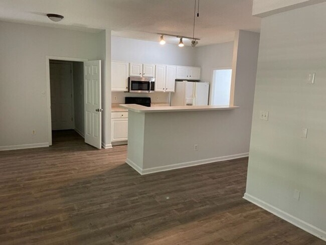 Building Photo - ***ASK ABOUT PAYING NO SEC DEP***645 North Fairfield Dr: 4BD, 2.5BA Home on Quiet Street in Fairf...