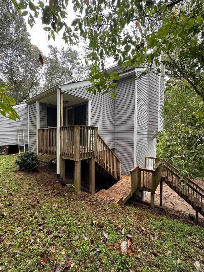 Building Photo - Completely Renovated Duplex with Garage Av...