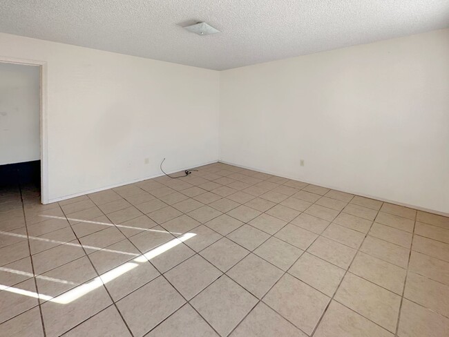 Building Photo - 314 E St Anne Pl