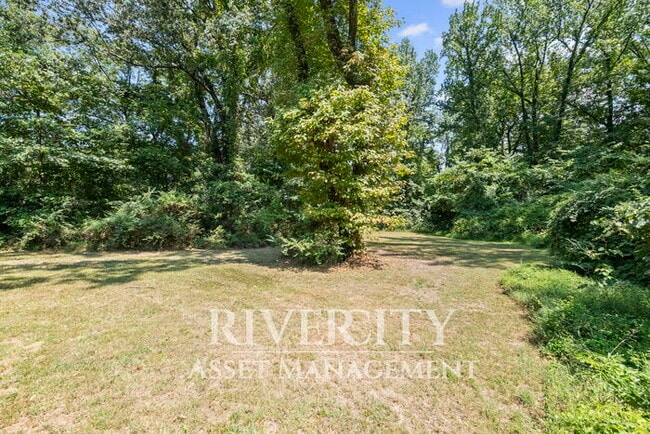 Foto del edificio - HUGE 4 BED 2 BATH PROPERTY!!!!!! SECTION 8...