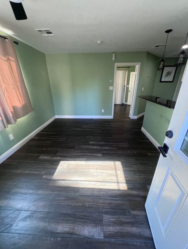 Foto del edificio - 28823 Kenroy Ave