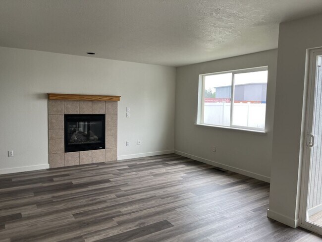 Building Photo - 750 NE Larch Ave