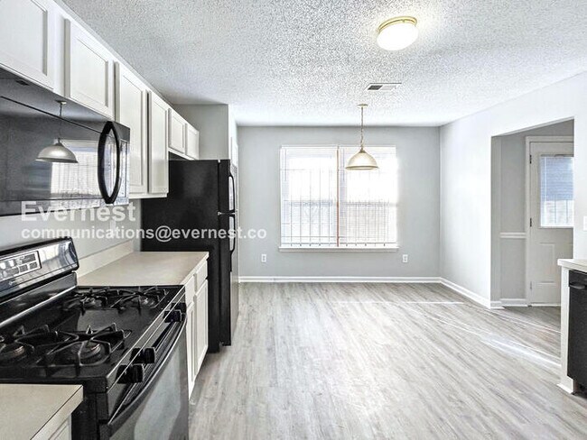 Foto del edificio - 4 Bed/3 Bath Home with Garage / Pet-Friendly / Available Now!